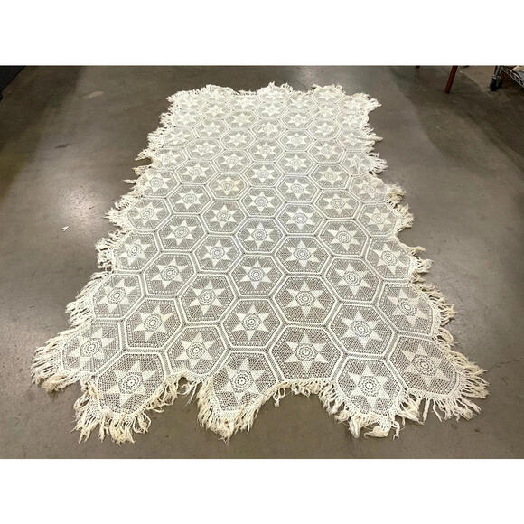 Antique Crochet Lace Bedspread – Marguerite / Water Lily Popcorn Motif 112